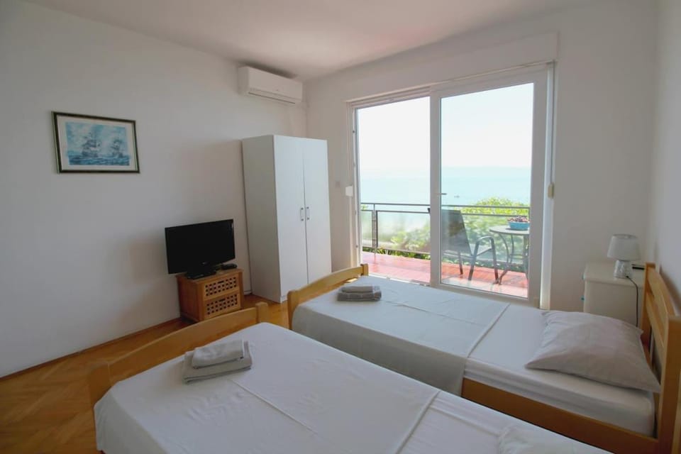 Charming Beach House with Jacuzzi Villa Vesna House in Podstrana
