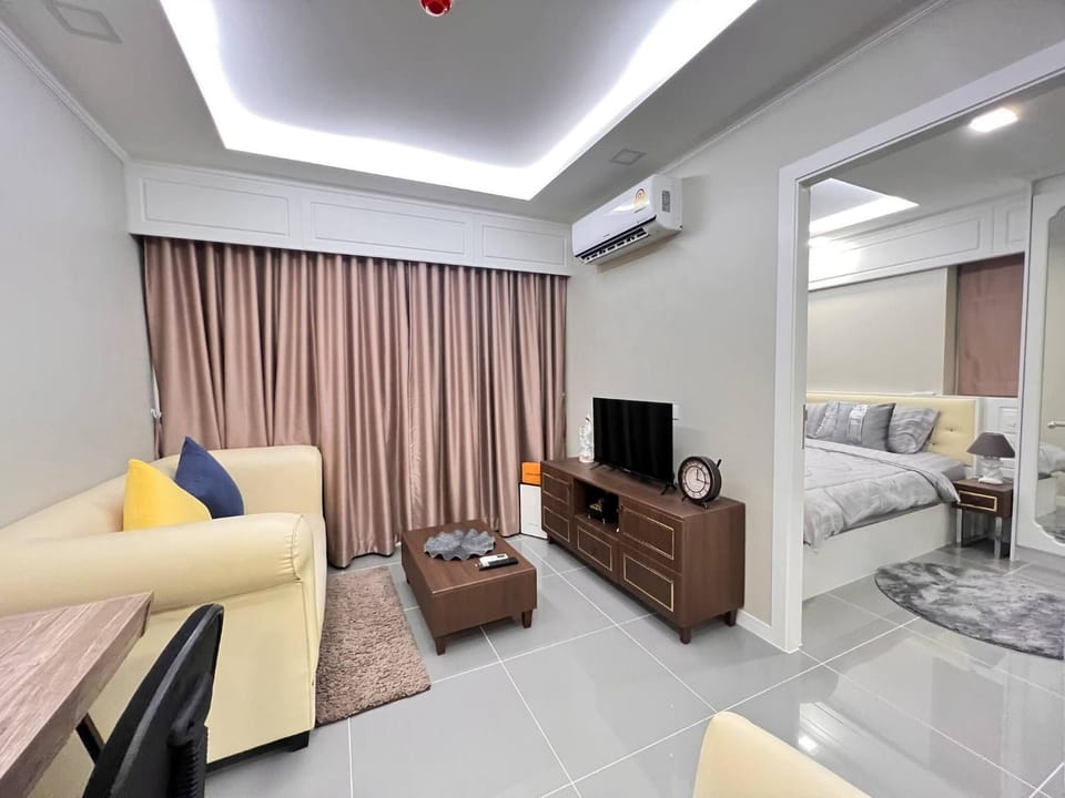 Luxurious 1-Bedroom Condo with Pool Near Jomtien Beach House in Pattaya City