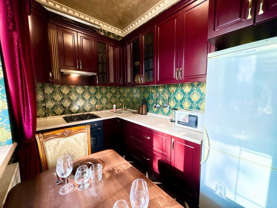 Kitchen or kitchenette, Dining area
