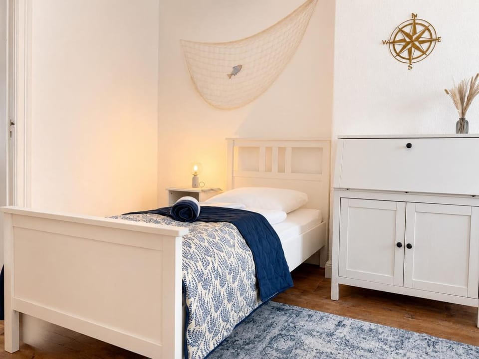 Photo of the whole room, Bedroom, wardrobe