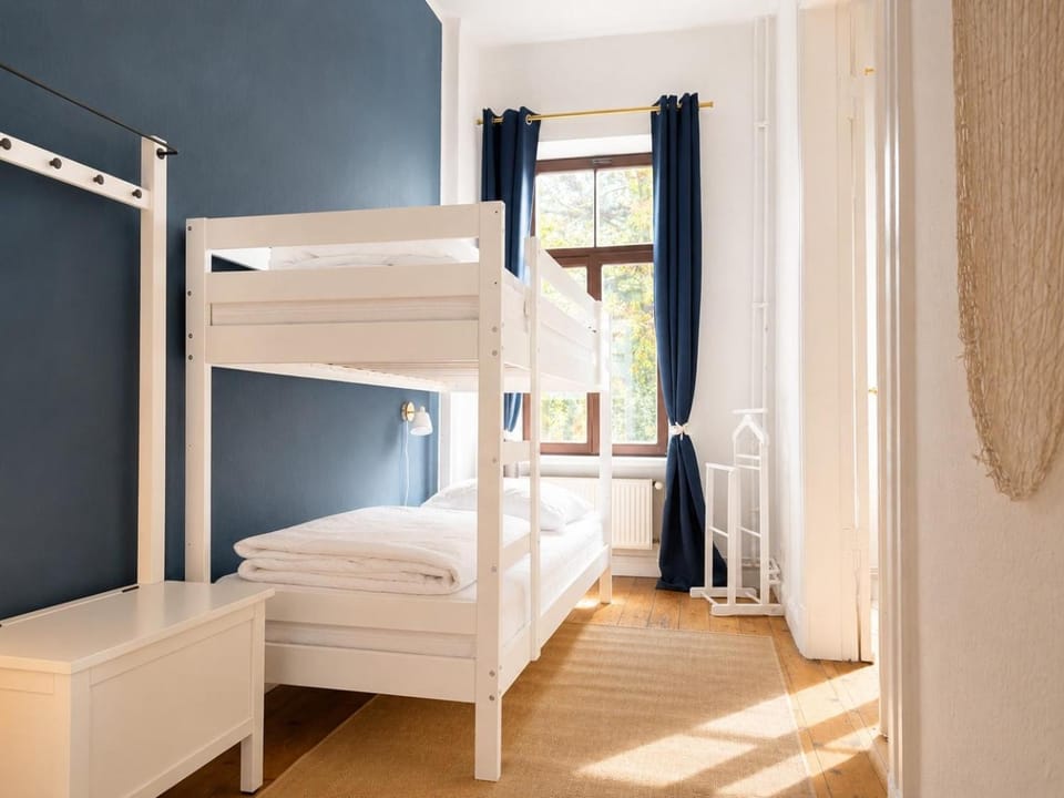Photo of the whole room, Bedroom, wardrobe
