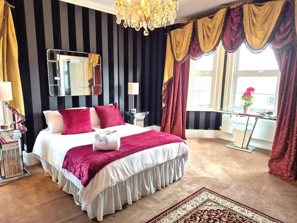 Spacious Cheltenham Home for 8, Garden & Parking House in Cheltenham
