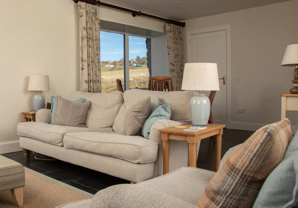 Day, People, Natural landscape, Activities, View (from property/room), Living room, Lounge or bar, Decorative detail, Seating area, Dining area, Animals, On site, Guests, Mountain view, Area and facilities, Seasons, Time of day, Location, group of guests, cot, Family
