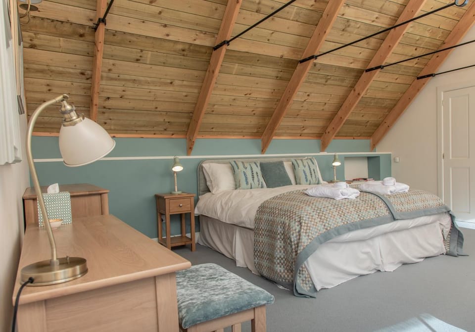 Bed, Day, People, Natural landscape, Activities, View (from property/room), Decorative detail, Seating area, Animals, Bedroom, Guests, Mountain view, Sea view, Area and facilities, Location, group of guests, Family