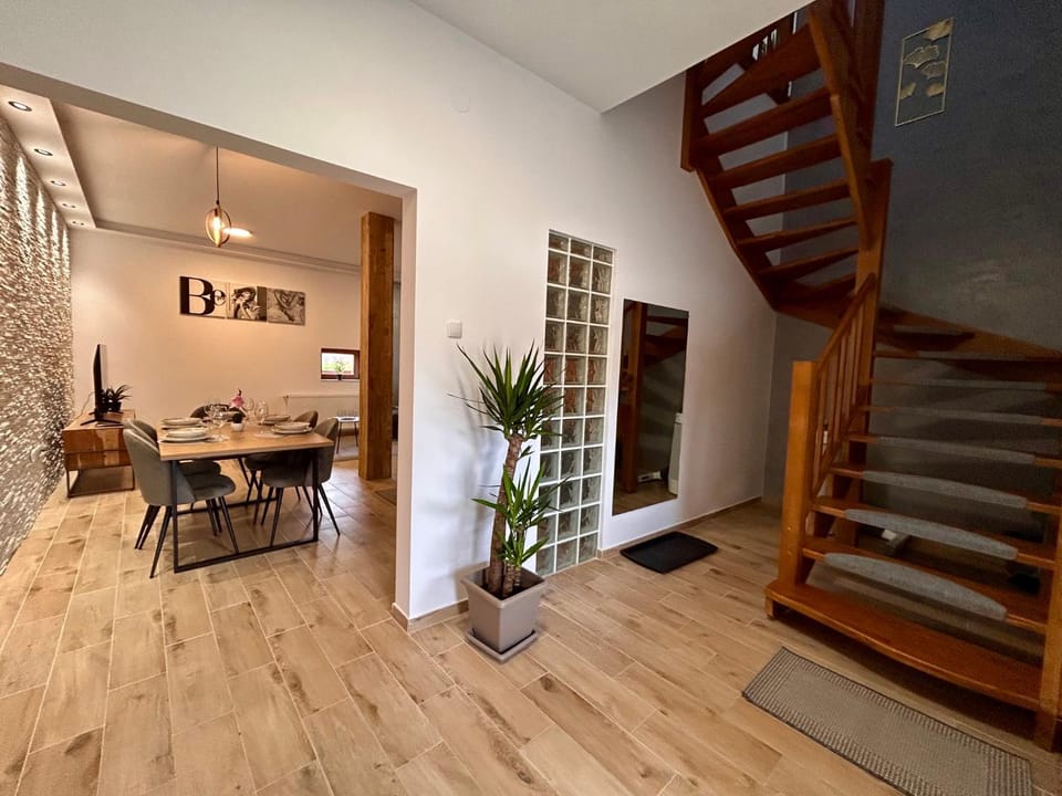 Facade/entrance, Meals