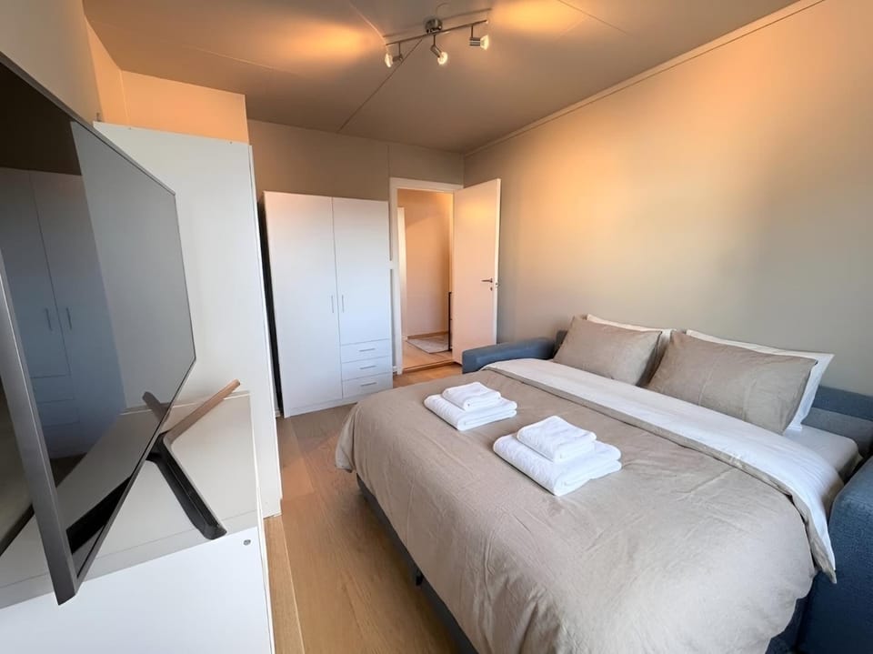 Bed, TV and multimedia, Bedroom, towels, wardrobe