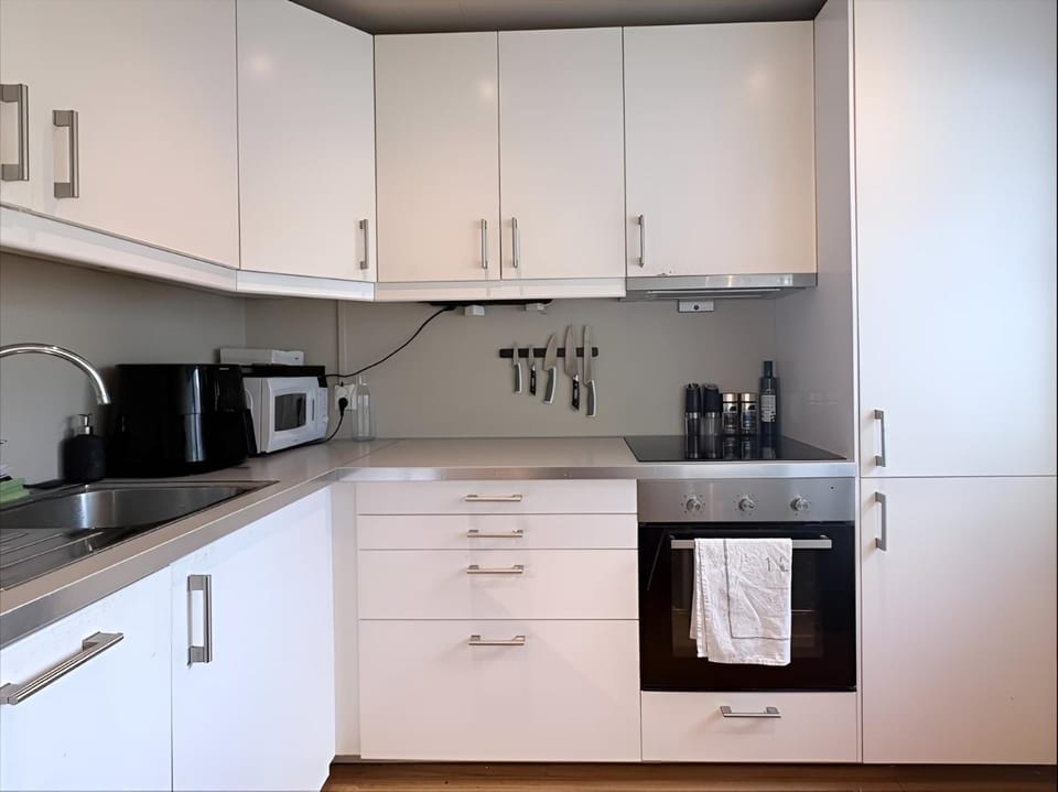 Coffee/tea facilities, Kitchen or kitchenette, stove