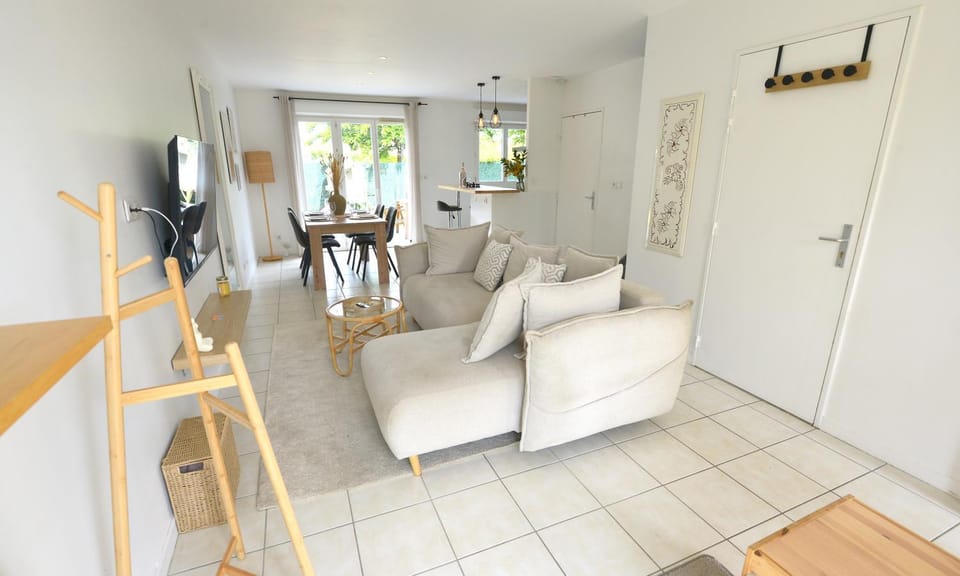 TV and multimedia, Living room, Seating area, Dining area, internet