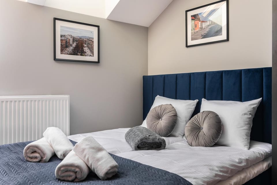 Bed, Photo of the whole room, Decorative detail, heating, towels