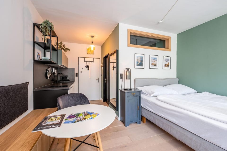 Bed, TV and multimedia, Kitchen or kitchenette, Photo of the whole room, Bedroom