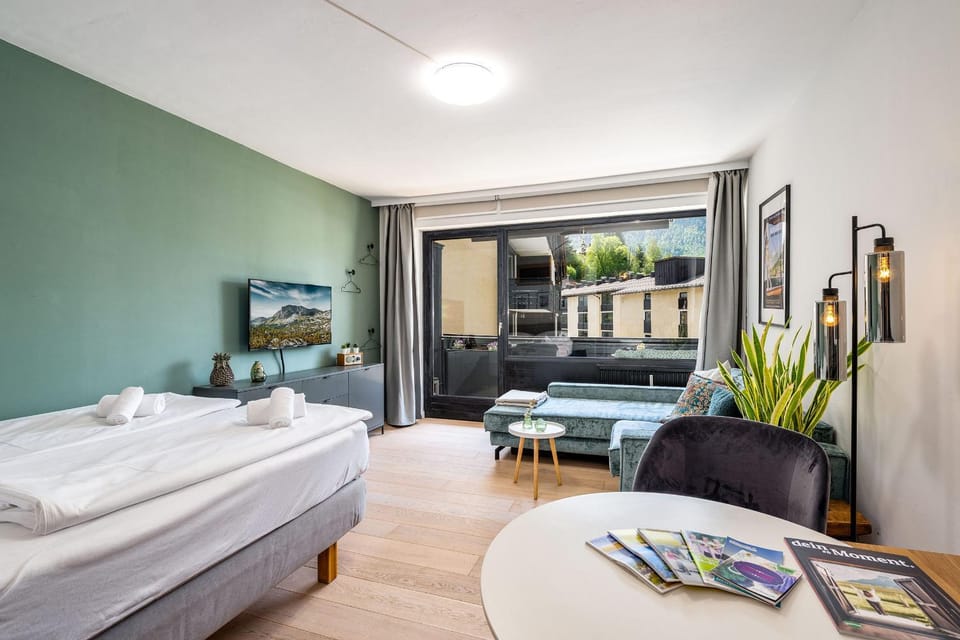 Bed, TV and multimedia, Living room, Photo of the whole room, Seating area, Bedroom, towels