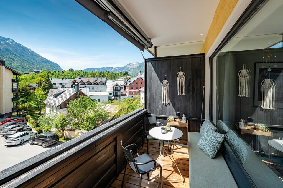 Day, View (from property/room), Balcony/Terrace, Living room, Seating area, Dining area, Mountain view, Parking