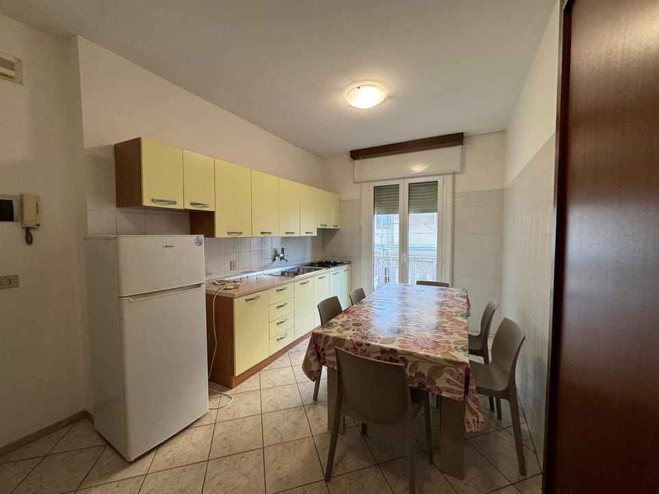 Kitchen or kitchenette, Dining area, stove