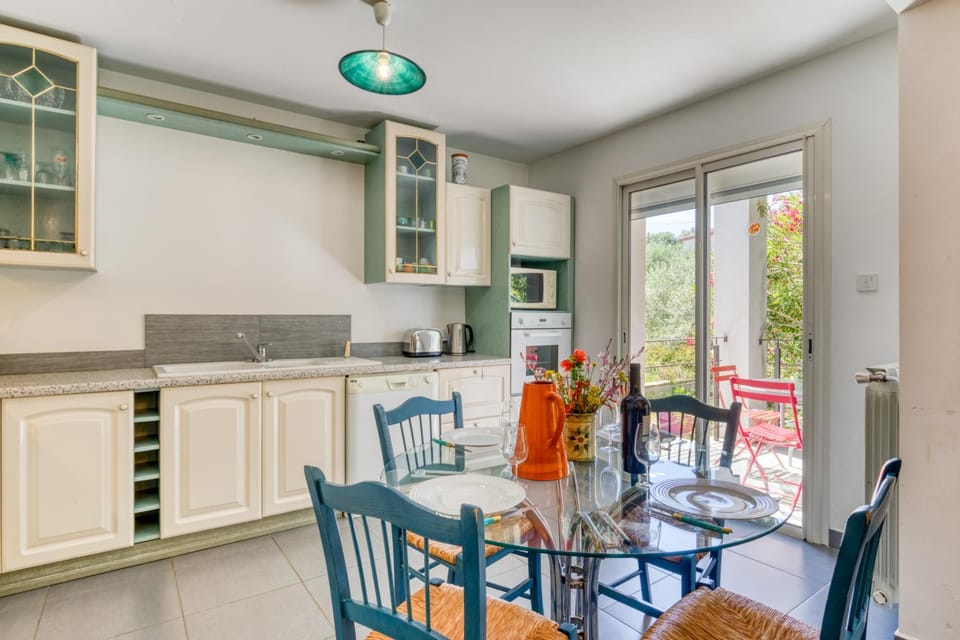 Property building, Kitchen or kitchenette, Living room