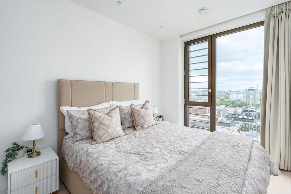 16th Floor Skyline View with Balcony 2BR 2BA 2 min Walk To Old Street Station Apartment in London Borough of Islington