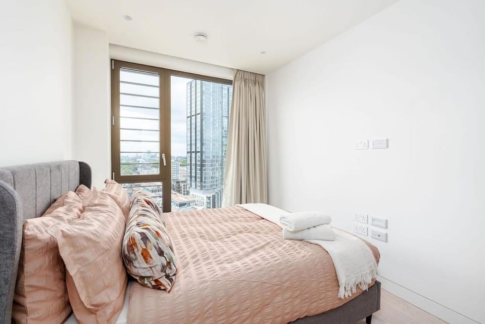 16th Floor Skyline View with Balcony 2BR 2BA 2 min Walk To Old Street Station Apartment in London Borough of Islington