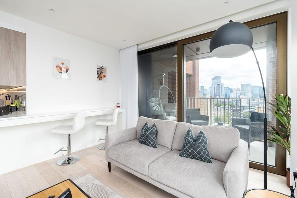 16th Floor Skyline View with Balcony 2BR 2BA 2 min Walk To Old Street Station Apartment in London Borough of Islington