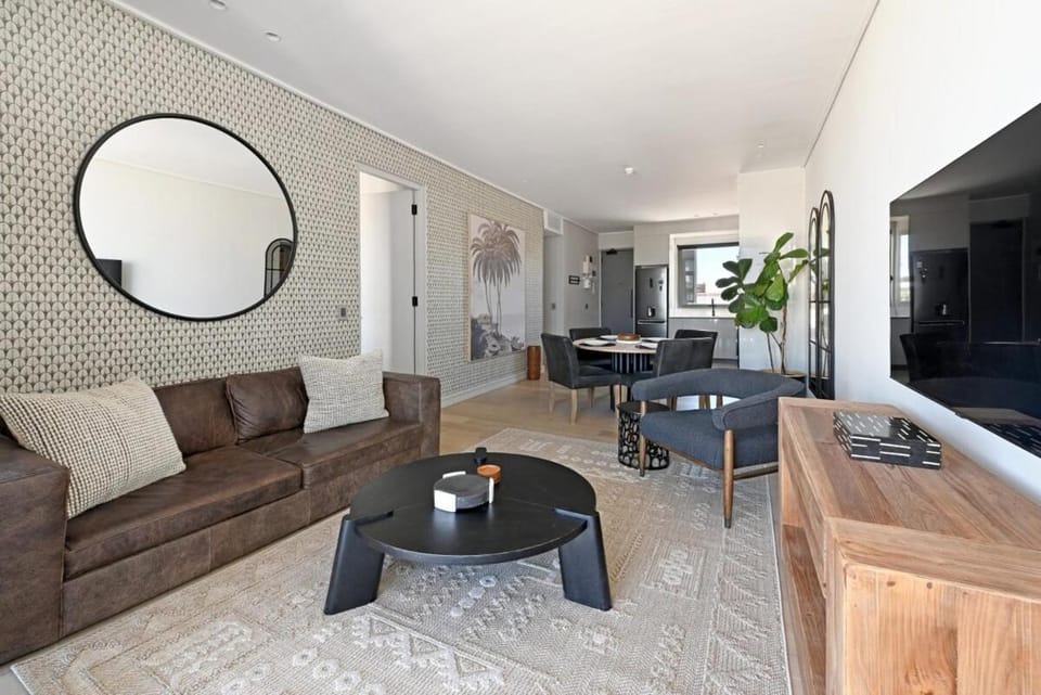 Quiet 2 Bed Green Point Retreat and Rooftop Pool Apartment in Cape Town
