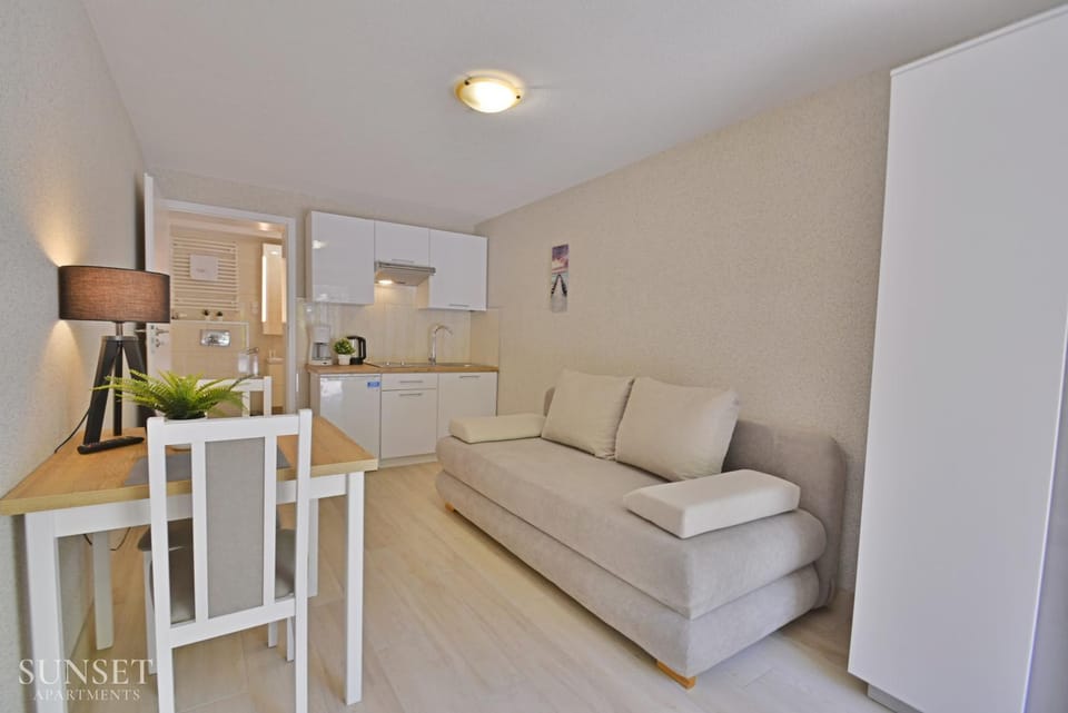 Kitchen or kitchenette, Living room, Seating area, Dining area