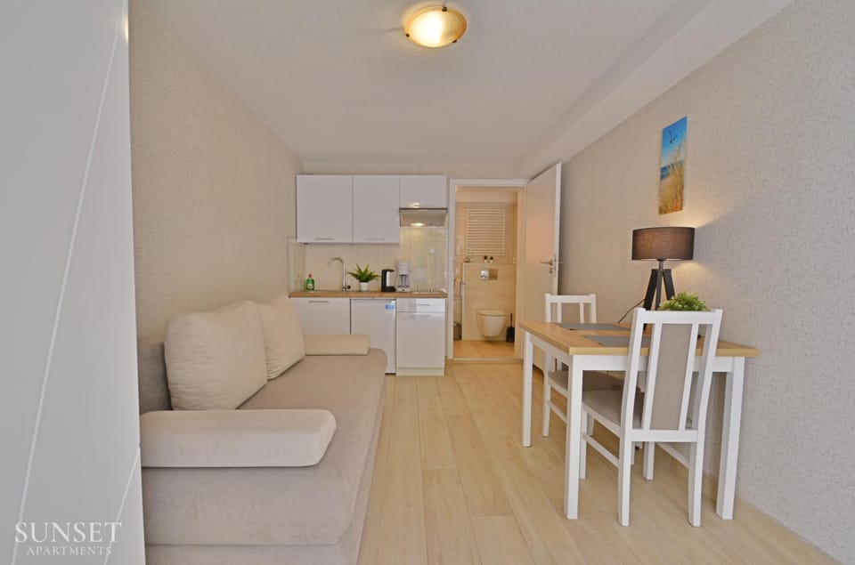 Kitchen or kitchenette, Living room, Seating area, Dining area, oven, stove