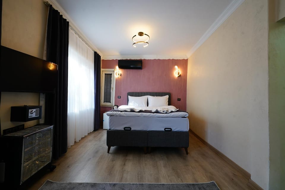 Bed, TV and multimedia, Photo of the whole room, Bedroom