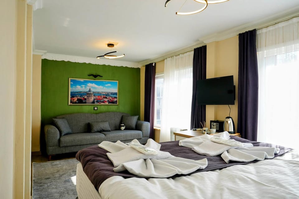 Bed, TV and multimedia, Living room, Photo of the whole room, Seating area, Bedroom, towels