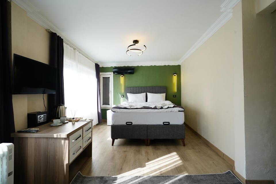 Bed, TV and multimedia, Photo of the whole room, Bedroom