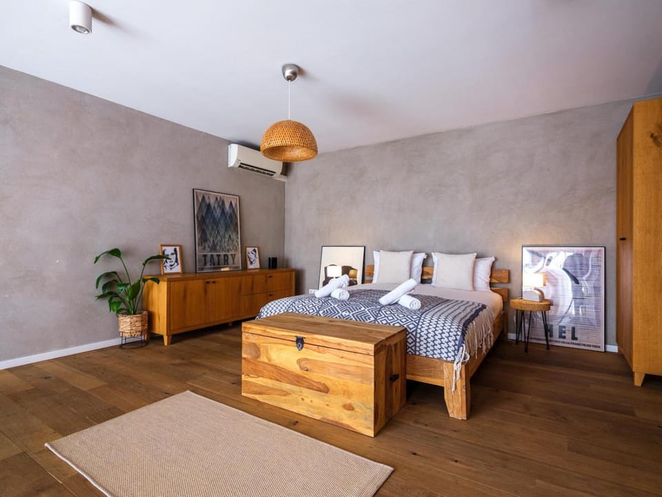 Bed, Photo of the whole room, Bedroom, towels, wardrobe