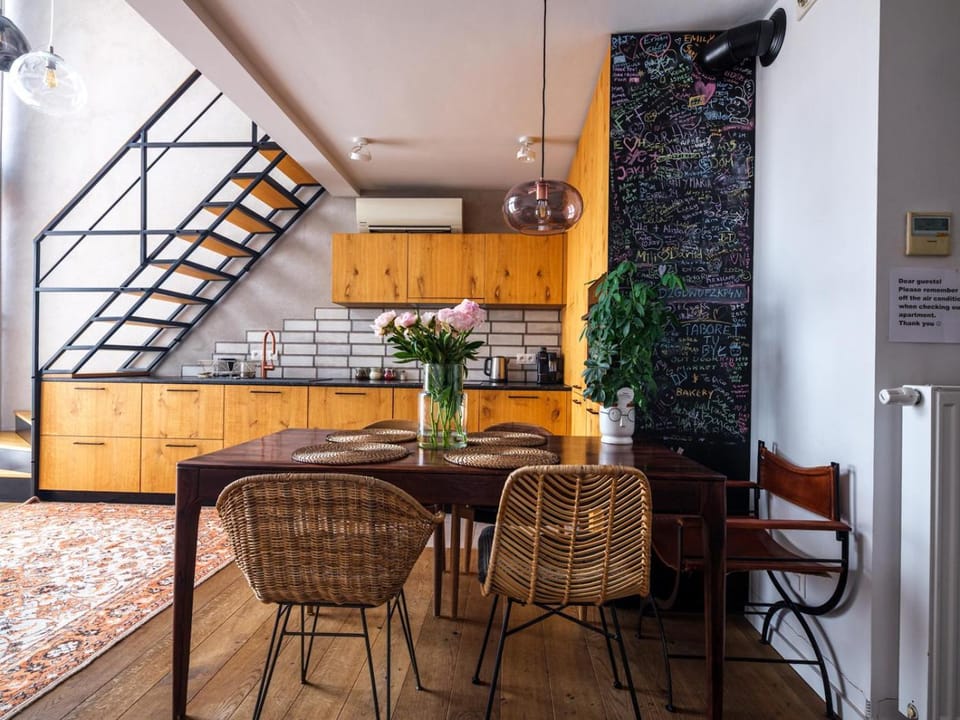 Kitchen or kitchenette, Living room, Seating area, Dining area