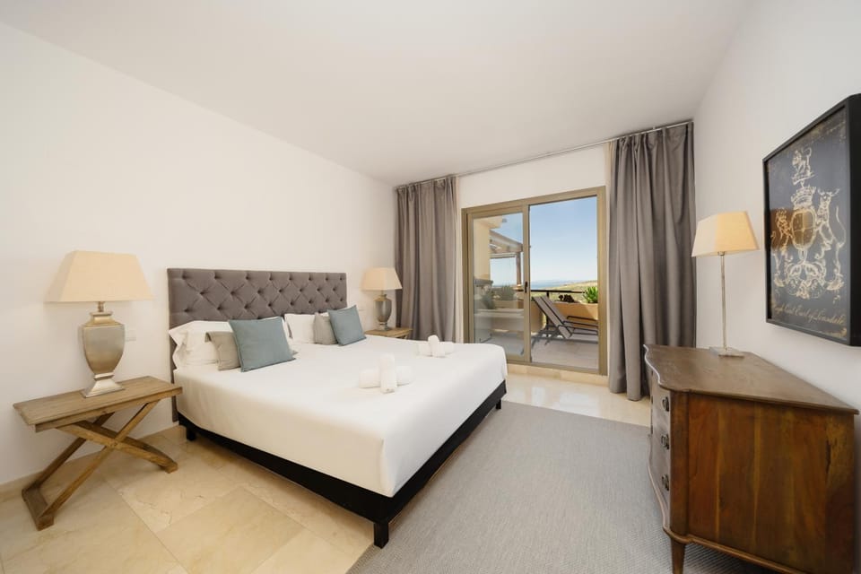 Penthouse with stunning sea and mountain views in Benahavís Apartment in Costa del Sol