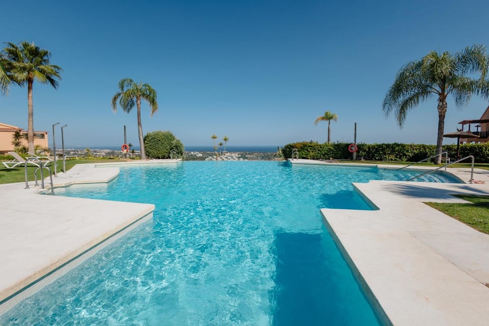 Penthouse with stunning sea and mountain views in Benahavís Apartment in Costa del Sol