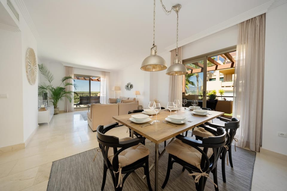 Penthouse with stunning sea and mountain views in Benahavís Apartment in Costa del Sol