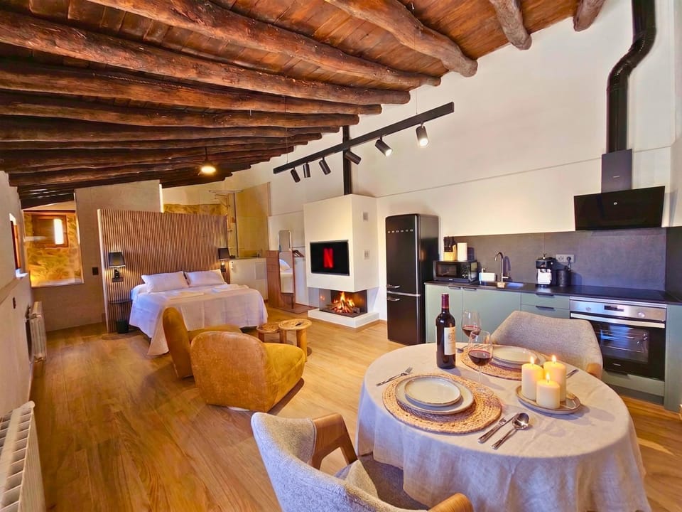 Bed, TV and multimedia, Kitchen or kitchenette, Living room, Dining area, fireplace, microwave, oven, stove, toaster, towels