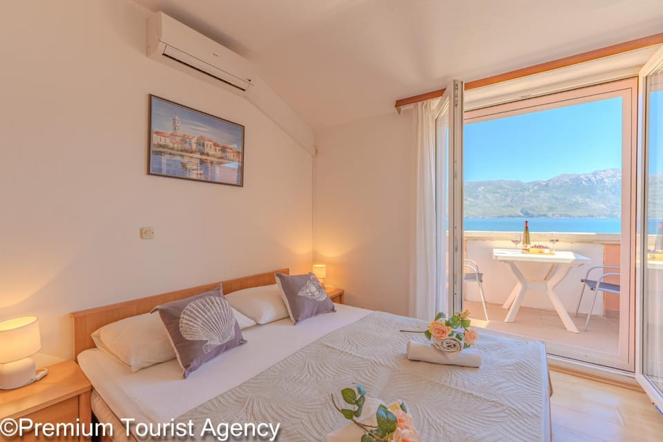 Bed, Seating area, Dining area, Bedroom, Sea view, towels