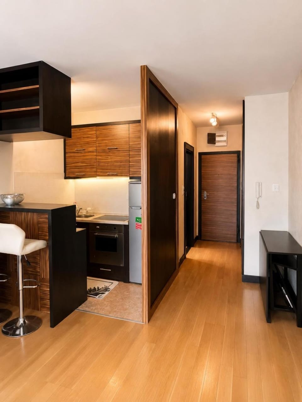 Kitchen or kitchenette, Dining area, minibar, oven, air conditioner