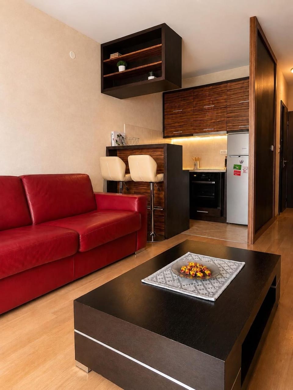 Kitchen or kitchenette, Living room, Food and drinks, Seating area, Food, oven, stove