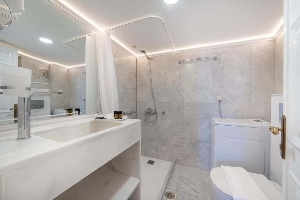 Shower, Toilet, Bathroom, Bath, towels