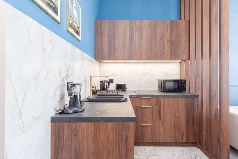 Coffee/tea facilities, Kitchen or kitchenette, dishwasher, oven, stove