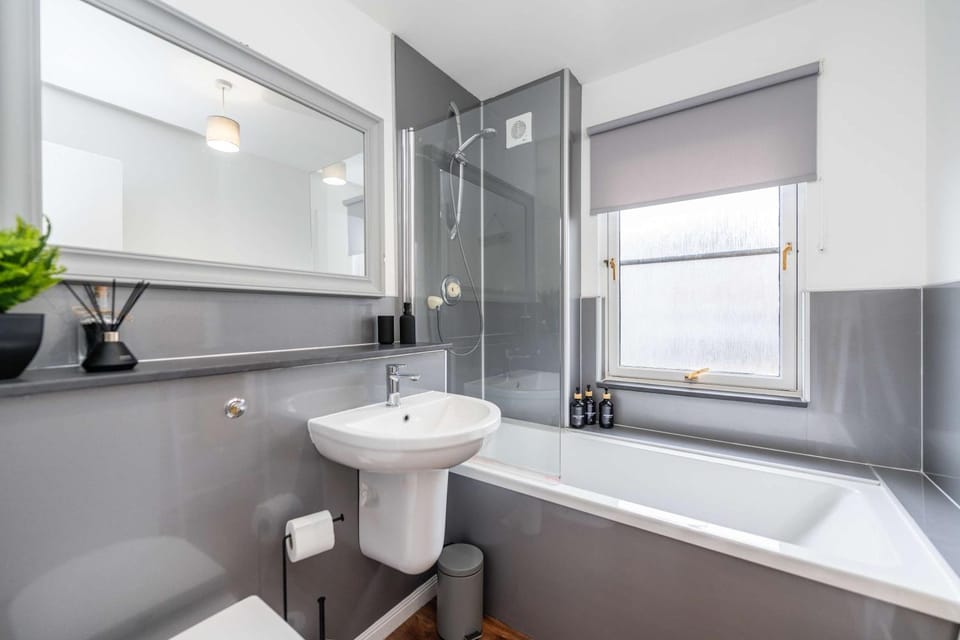 Stylish 2BR -Free Parking -Near Shops and Cafes Apartment in Aberdeen