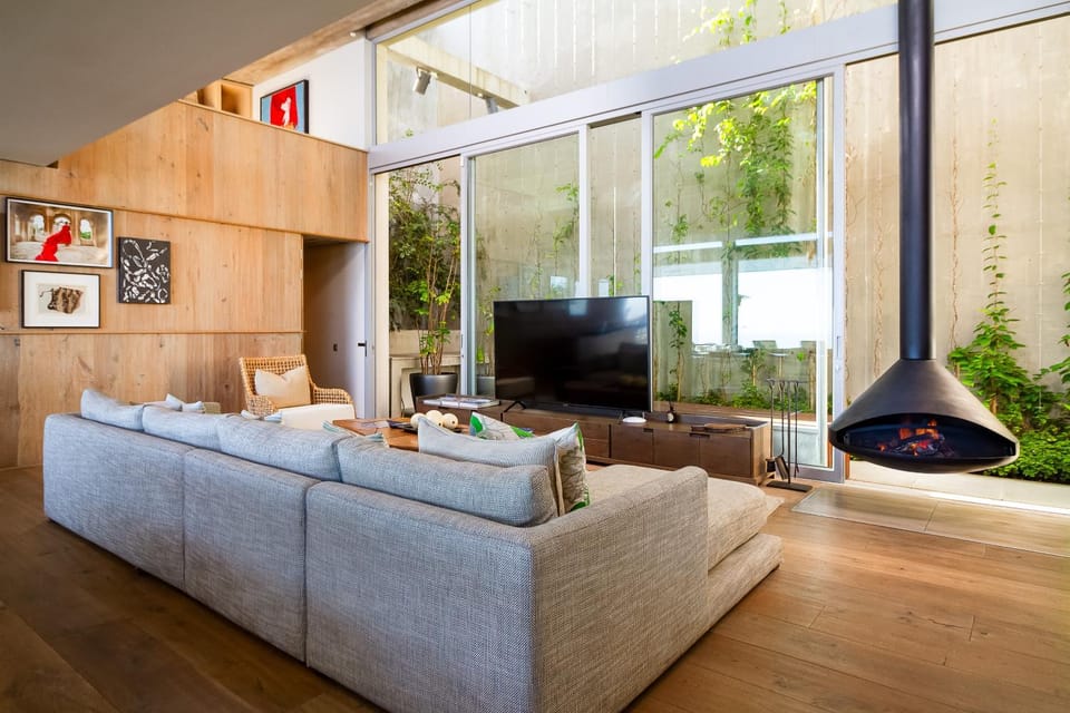 Seating area, fireplace