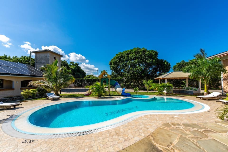 Property building, Day, Garden, Pool view, Swimming pool, sunbed