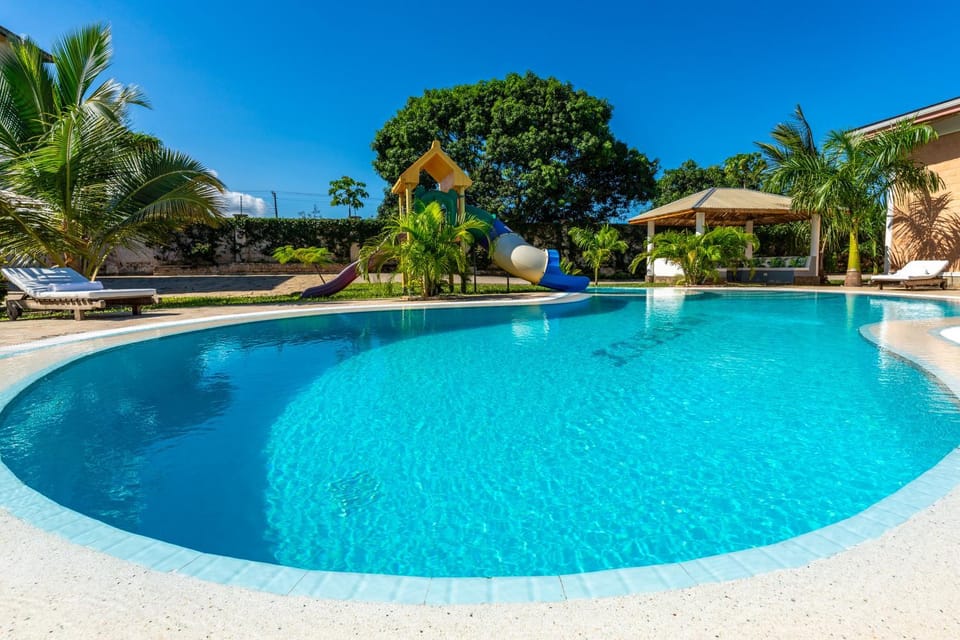 Day, Garden, Swimming pool, sunbed