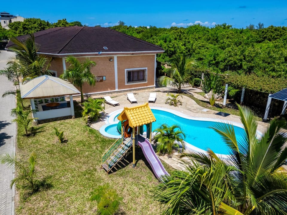Property building, Day, Garden view, Swimming pool, sunbed