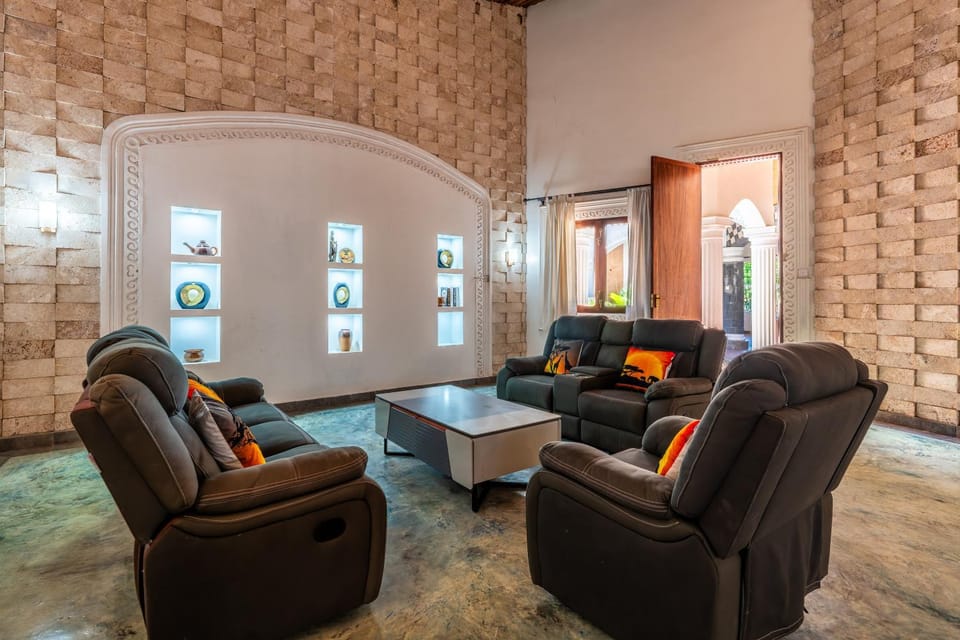 Communal lounge/ TV room, Living room, Seating area
