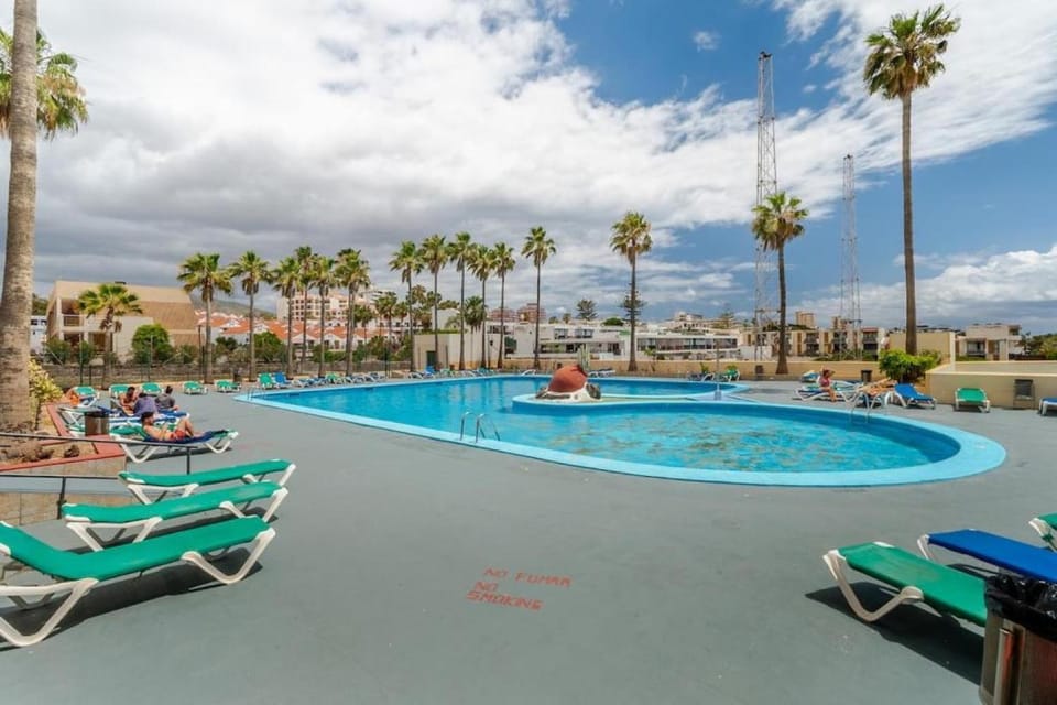 Swimming pool, sunbed