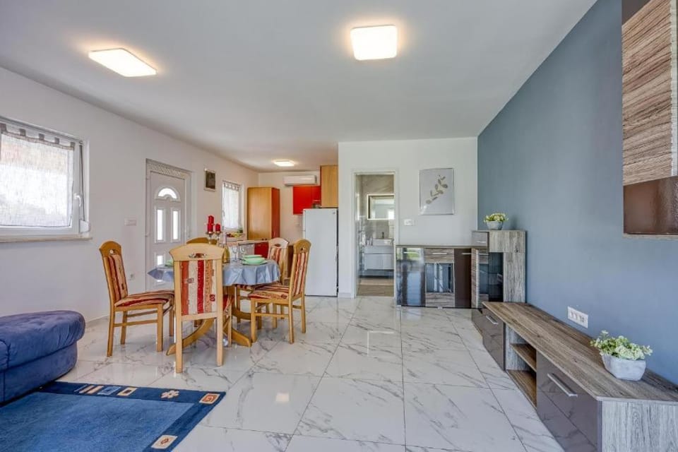 Kitchen or kitchenette, Living room, Seating area, Dining area, oven, stove