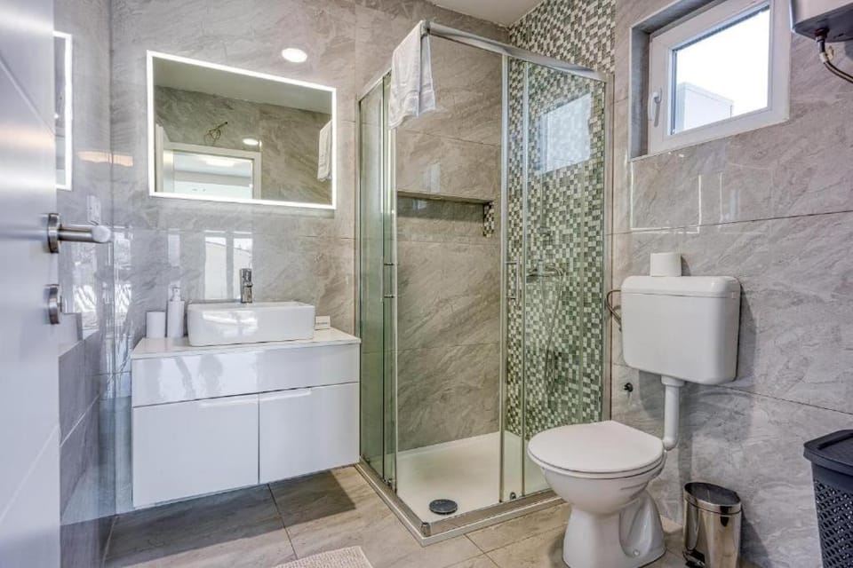 Shower, Toilet, Bathroom, towels