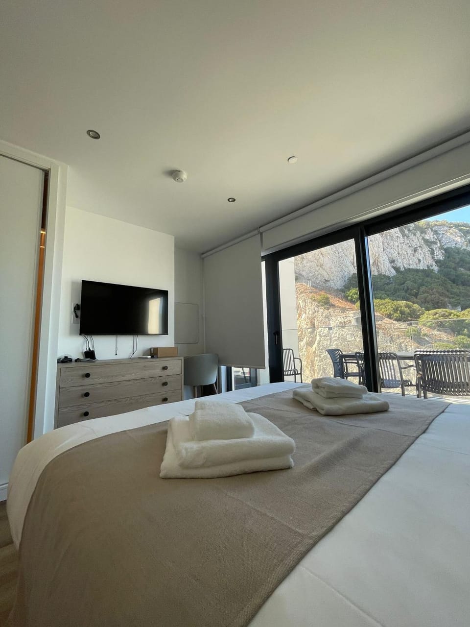 Natural landscape, TV and multimedia, Photo of the whole room, Bedroom, Mountain view