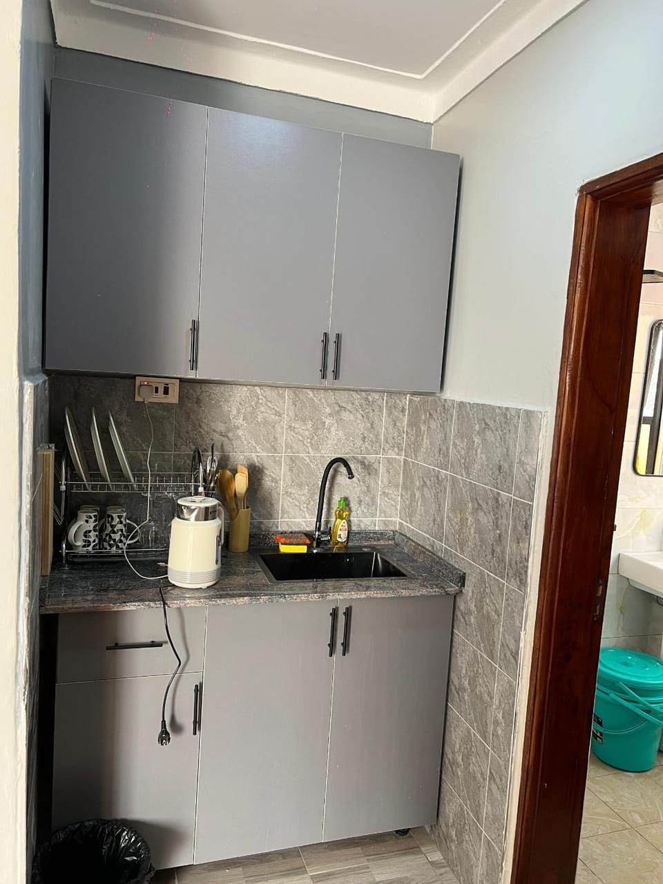 Kitchen or kitchenette, minibar, stove