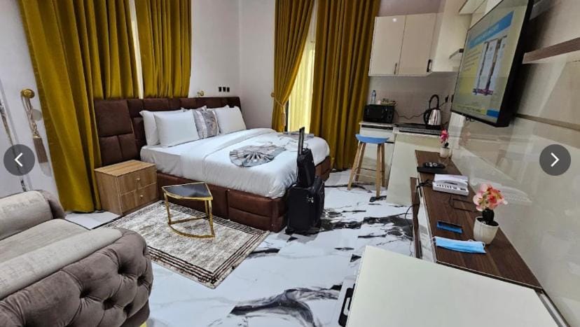 Property building, Communal lounge/ TV room, Bed, Bathroom, TV and multimedia, Kitchen or kitchenette, Living room, Photo of the whole room, Seating area, Evening entertainment, Bedroom, hair dresser, minibar, room service, soundproof, VIP
